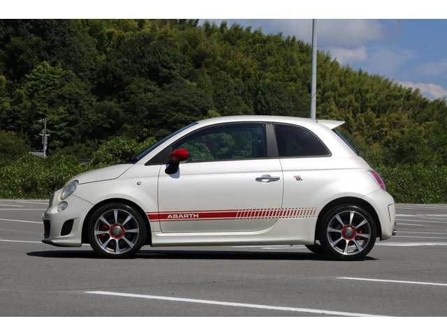 アバルト５００入庫しました！　５速ミッション　赤革シート　純正オーディオ　ステアリングリモコン　純正ホイール　マニュアル操作で楽しいお車です！お気軽にお問い合わせください！