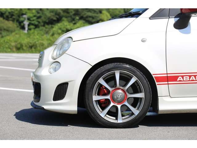 アバルト５００入庫しました！　５速ミッション　赤革シート　純正オーディオ　ステアリングリモコン　純正ホイール　マニュアル操作で楽しいお車です！お気軽にお問い合わせください！