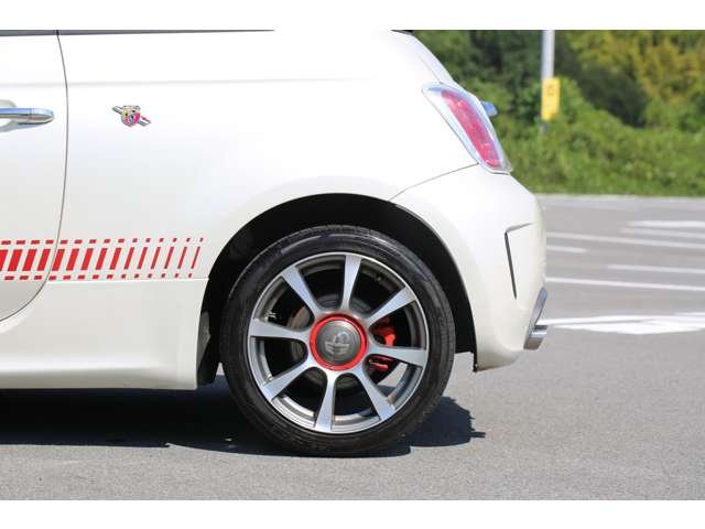 アバルト５００入庫しました！　５速ミッション　赤革シート　純正オーディオ　ステアリングリモコン　純正ホイール　マニュアル操作で楽しいお車です！お気軽にお問い合わせください！