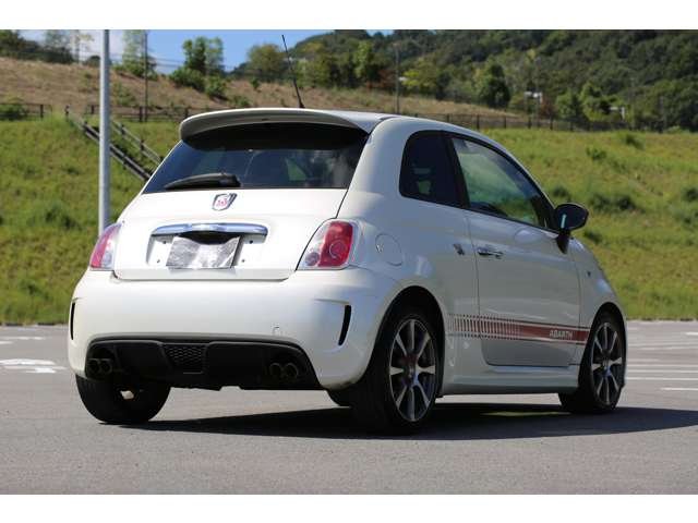 アバルト５００入庫しました！　５速ミッション　赤革シート　純正オーディオ　ステアリングリモコン　純正ホイール　マニュアル操作で楽しいお車です！お気軽にお問い合わせください！