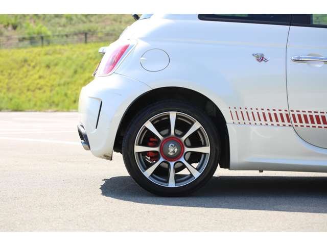 アバルト５００入庫しました！　５速ミッション　赤革シート　純正オーディオ　ステアリングリモコン　純正ホイール　マニュアル操作で楽しいお車です！お気軽にお問い合わせください！