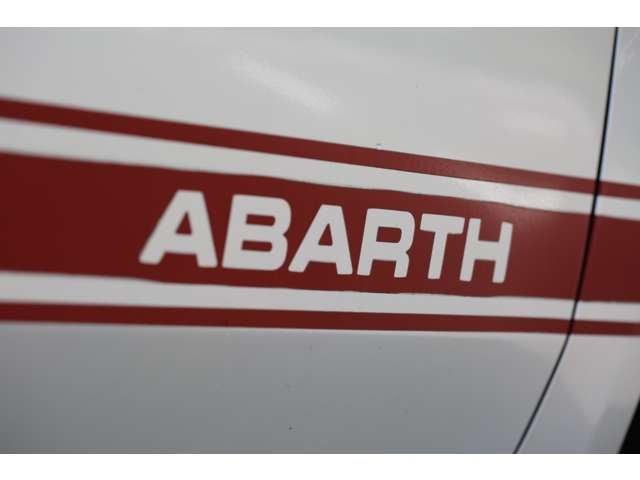 アバルト５００入庫しました！　５速ミッション　赤革シート　純正オーディオ　ステアリングリモコン　純正ホイール　マニュアル操作で楽しいお車です！お気軽にお問い合わせください！