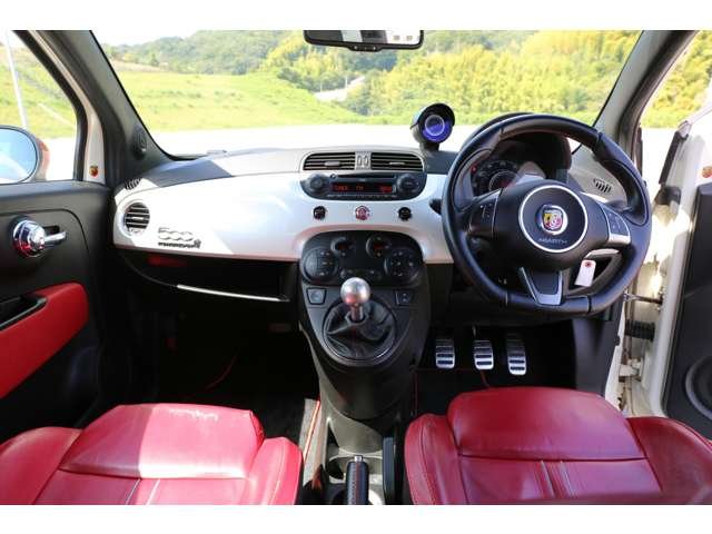 アバルト５００入庫しました！　５速ミッション　赤革シート　純正オーディオ　ステアリングリモコン　純正ホイール　マニュアル操作で楽しいお車です！お気軽にお問い合わせください！