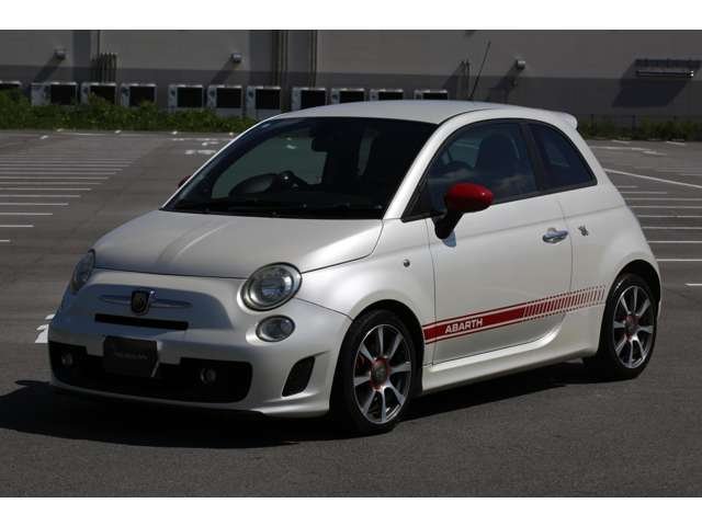 アバルト５００入庫しました！　５速ミッション　赤革シート　純正オーディオ　ステアリングリモコン　純正ホイール　マニュアル操作で楽しいお車です！お気軽にお問い合わせください！