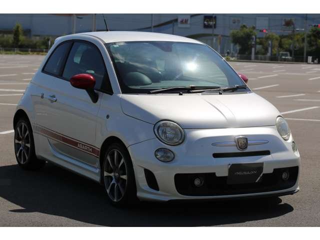 アバルト５００入庫しました！　５速ミッション　赤革シート　純正オーディオ　ステアリングリモコン　純正ホイール　マニュアル操作で楽しいお車です！お気軽にお問い合わせください！