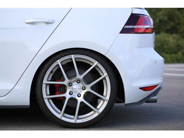 ゴルフＧＴＩ入庫しました！ワンオーナー　ＡＶＡＮＧＡＲＤＥ１９インチＡＷ　ＸＹＺ車高調　スマートキー２個　ナビ　ＴＶ　バックカメラ　社外ブースト計　お気軽にお問い合わせください！