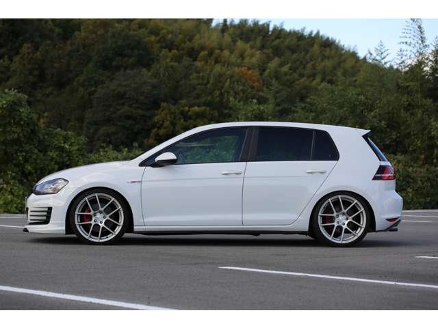 ゴルフＧＴＩ入庫しました！ワンオーナー　ＡＶＡＮＧＡＲＤＥ１９インチＡＷ　ＸＹＺ車高調　スマートキー２個　ナビ　ＴＶ　バックカメラ　社外ブースト計　お気軽にお問い合わせください！