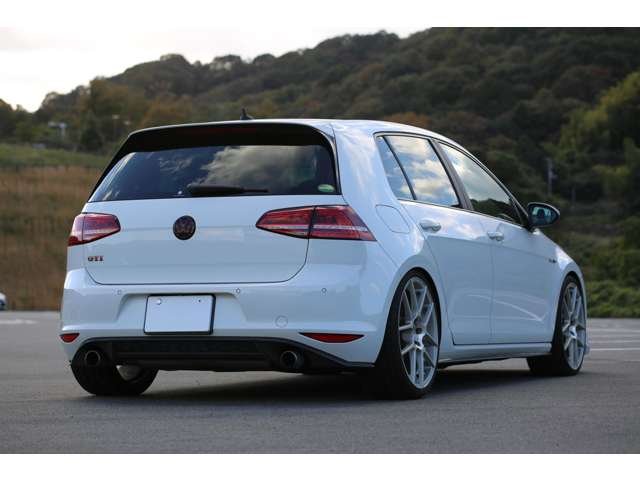 ゴルフＧＴＩ入庫しました！ワンオーナー　ＡＶＡＮＧＡＲＤＥ１９インチＡＷ　ＸＹＺ車高調　スマートキー２個　ナビ　ＴＶ　バックカメラ　社外ブースト計　お気軽にお問い合わせください！