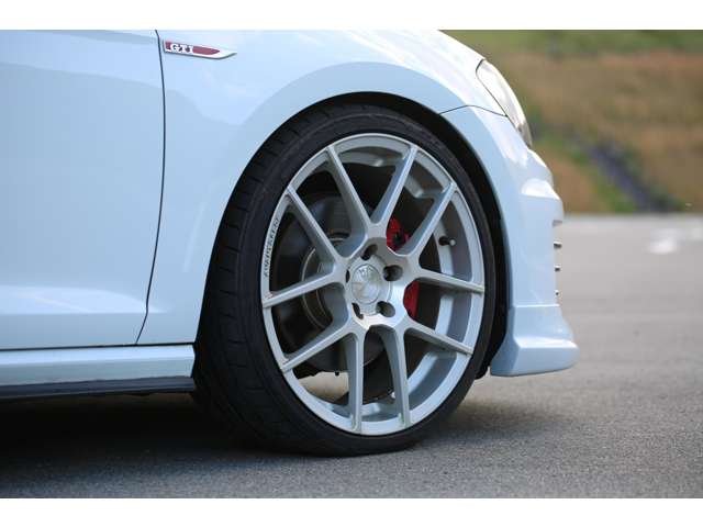 ゴルフＧＴＩ入庫しました！ワンオーナー　ＡＶＡＮＧＡＲＤＥ１９インチＡＷ　ＸＹＺ車高調　スマートキー２個　ナビ　ＴＶ　バックカメラ　社外ブースト計　お気軽にお問い合わせください！