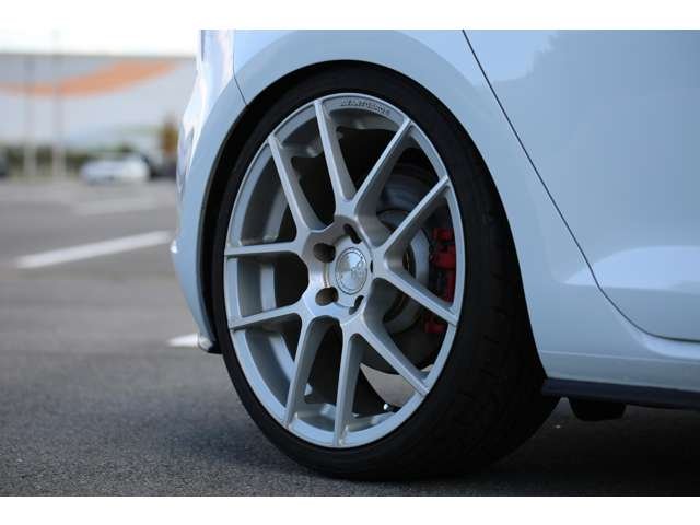 ゴルフＧＴＩ入庫しました！ワンオーナー　ＡＶＡＮＧＡＲＤＥ１９インチＡＷ　ＸＹＺ車高調　スマートキー２個　ナビ　ＴＶ　バックカメラ　社外ブースト計　お気軽にお問い合わせください！