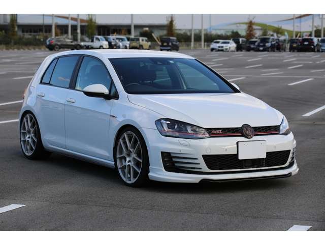ゴルフＧＴＩ入庫しました！ワンオーナー　ＡＶＡＮＧＡＲＤＥ１９インチＡＷ　ＸＹＺ車高調　スマートキー２個　ナビ　ＴＶ　バックカメラ　社外ブースト計　お気軽にお問い合わせください！