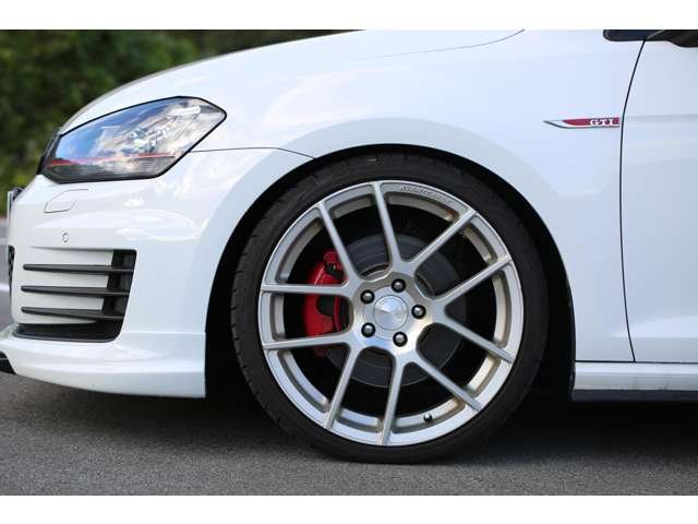 ゴルフＧＴＩ入庫しました！ワンオーナー　ＡＶＡＮＧＡＲＤＥ１９インチＡＷ　ＸＹＺ車高調　スマートキー２個　ナビ　ＴＶ　バックカメラ　社外ブースト計　お気軽にお問い合わせください！