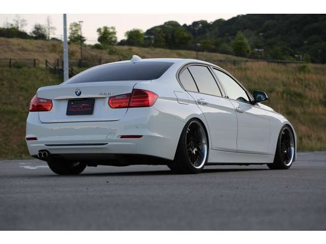 ＢＭＷ　３２８ｉ　入庫しました！ＴＥＩＮ車高調　ＡＣシュニッツァーフロントスポイラー　ナビ　ＴＶ　バックカメラ　ＥＴＣ　スマートキー　レザーシート　装備充実です！お気軽にお問い合わせください！