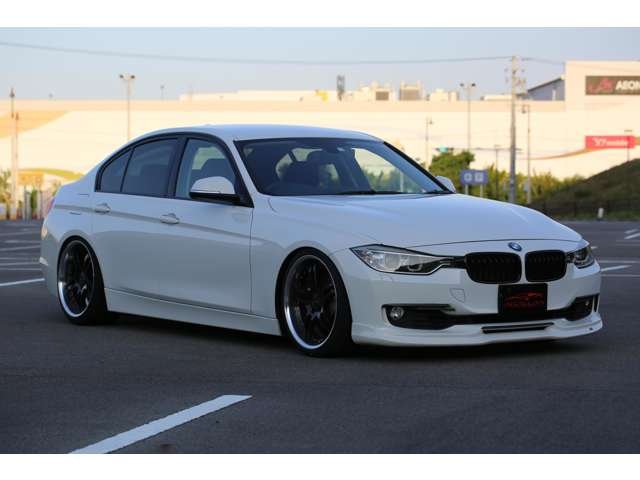 ＢＭＷ　３２８ｉ　入庫しました！ＴＥＩＮ車高調　ＡＣシュニッツァーフロントスポイラー　ナビ　ＴＶ　バックカメラ　ＥＴＣ　スマートキー　レザーシート　装備充実です！お気軽にお問い合わせください！