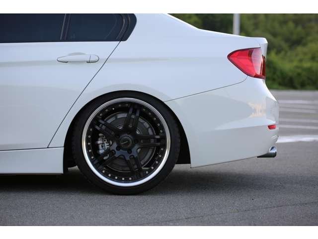 ＢＭＷ　３２８ｉ　入庫しました！ＴＥＩＮ車高調　ＡＣシュニッツァーフロントスポイラー　ナビ　ＴＶ　バックカメラ　ＥＴＣ　スマートキー　レザーシート　装備充実です！お気軽にお問い合わせください！