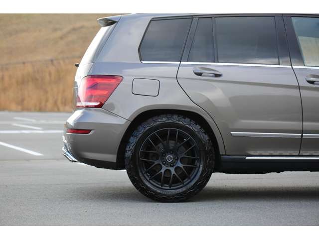 ＧＬＫ３５０　入庫しました！お洒落なブラウンカラーです！社外ＡＷとオールテレーンタイヤでアウトドアな雰囲気に仕上がってます！お気軽にお問い合わせください！