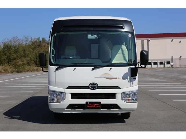 リヤ吊棚一式（コの字型）＆ダイネット上部吊棚　２ドア冷凍冷蔵庫　ＩＨコンロ　電子レンジ　デザイン天井照明　ＬＥＤ証明＆カーテン　夜間足元間接照明　ボディ断熱　天井レザー貼り　床ＣＦ仕上げ