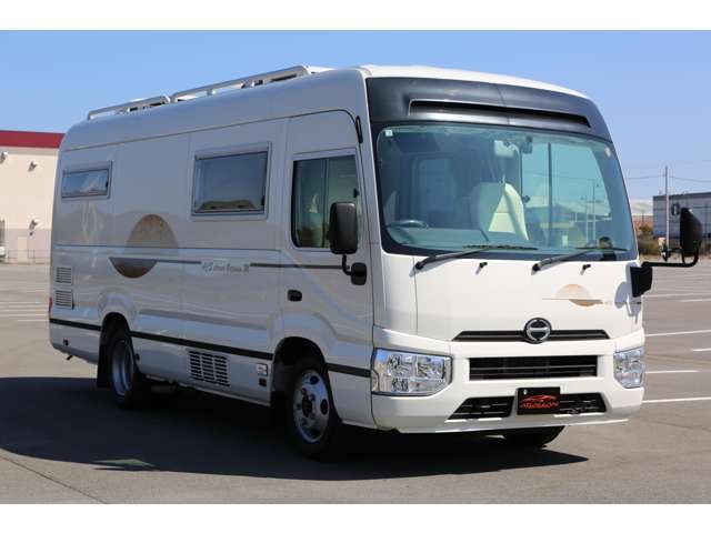 家庭用エアコン　給排水タンク各２０Ｌ　マルチルーム　マックスファン　ルーフレール　オリジナル白家具＆専用レザー