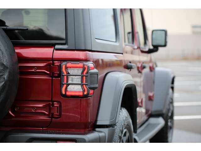 ジープ　ラングラーアンリミテッド　限定車　限定カラースナッズベリー　Ｂｌｕｅｔｏｏｔｈ接続　バックカメラ　ブラインドスポットモニター　お気軽にお問い合わせください！