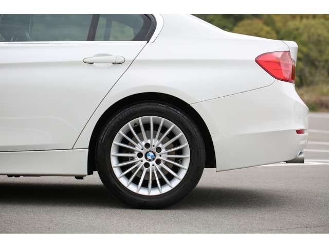 ＢＭＷ　３２０ｄブルーパフォーマンス　ラグジュアリー入庫しました！ディーゼルエンジン　ナビ　バックカメラ　ＥＴＣ　レザーシート　Ｂｌｕｅｔｏｏｔｈ接続　装備充実の１台です！お気軽にお問い合わせください