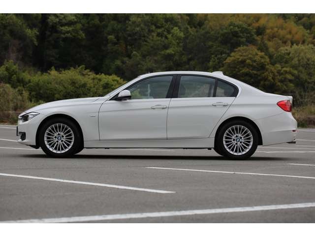 ＢＭＷ　３２０ｄブルーパフォーマンス　ラグジュアリー入庫しました！ディーゼルエンジン　ナビ　バックカメラ　ＥＴＣ　レザーシート　Ｂｌｕｅｔｏｏｔｈ接続　装備充実の１台です！お気軽にお問い合わせください