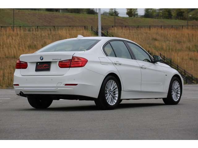 ＢＭＷ　３２０ｄブルーパフォーマンス　ラグジュアリー入庫しました！ディーゼルエンジン　ナビ　バックカメラ　ＥＴＣ　レザーシート　Ｂｌｕｅｔｏｏｔｈ接続　装備充実の１台です！お気軽にお問い合わせください