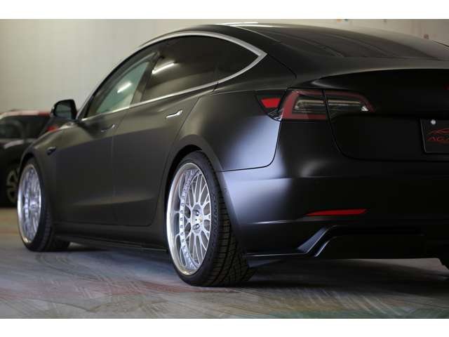 テスラモデル３　パフォーマンス　入庫しました。ＷＯＲＫ２０ＡＷ　ダウンサス　アーティシャンスピリッツエアロ　ＥＴＣ　３６０度カメラ　オートパイロット