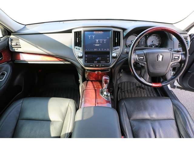 クラウンマジェスタ　Ｆバージョン　入庫しました！ラルグス車高調　ＷＯＲＫベルサリオ２０インチ　ナビ　ＴＶ　バックカメラ　ＥＴＣ　レザーシート　シートエアコン　装備充実の１台です！