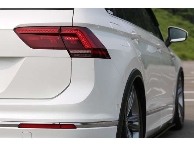 ティグアン　ＴＳＩ　Ｒライン　入庫しました！エアサス公認　Ｐｌｏｏｍエアサス　エアサスリモコン　ＵＳサイドマーカー　フロントナンバースムージング　かっこよく仕上がっております！