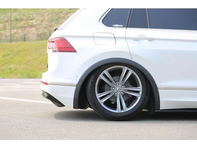 ティグアン　ＴＳＩ　Ｒライン　入庫しました！エアサス公認　Ｐｌｏｏｍエアサス　エアサスリモコン　ＵＳサイドマーカー　フロントナンバースムージング　かっこよく仕上がっております！