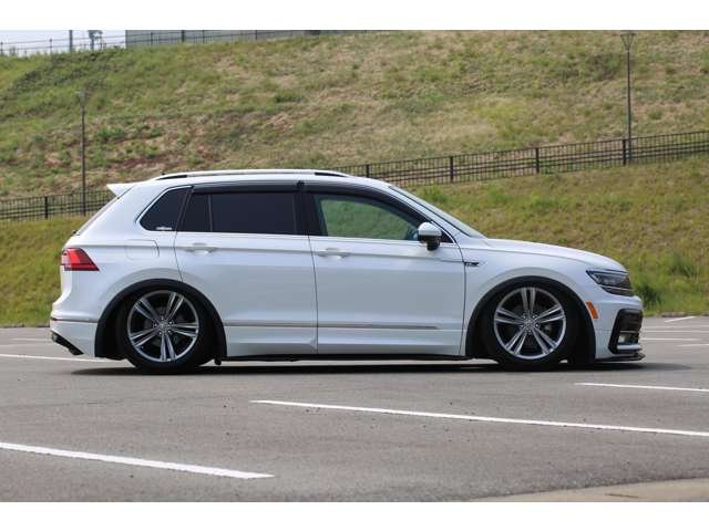 ティグアン　ＴＳＩ　Ｒライン　入庫しました！エアサス公認　Ｐｌｏｏｍエアサス　エアサスリモコン　ＵＳサイドマーカー　フロントナンバースムージング　かっこよく仕上がっております！