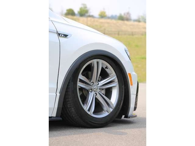 ティグアン　ＴＳＩ　Ｒライン　入庫しました！エアサス公認　Ｐｌｏｏｍエアサス　エアサスリモコン　ＵＳサイドマーカー　フロントナンバースムージング　かっこよく仕上がっております！