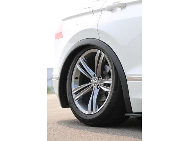 ティグアン　ＴＳＩ　Ｒライン　入庫しました！エアサス公認　Ｐｌｏｏｍエアサス　エアサスリモコン　ＵＳサイドマーカー　フロントナンバースムージング　かっこよく仕上がっております！