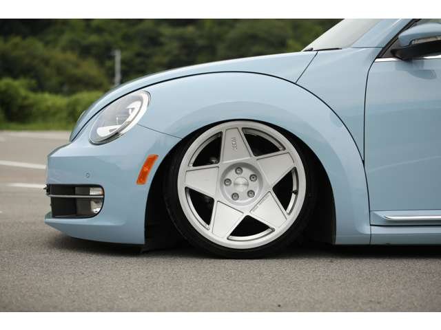 フォルクスワーゲン　ザ・ビートル　入庫しました！　ＡＩＲＭＥＸＴエアサス公認　アルパインナビ　ＵＳサイドマーカー　３ＳＤＭホイール　４本新品タイヤ　エアサスリモコン　社外シフトノブ　カスタム多数です！