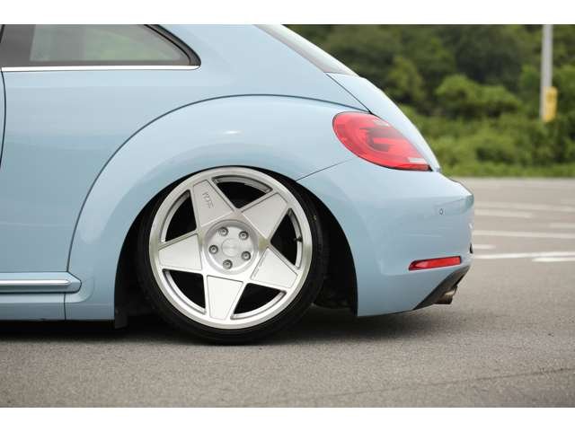 フォルクスワーゲン　ザ・ビートル　入庫しました！　ＡＩＲＭＥＸＴエアサス公認　アルパインナビ　ＵＳサイドマーカー　３ＳＤＭホイール　４本新品タイヤ　エアサスリモコン　社外シフトノブ　カスタム多数です！