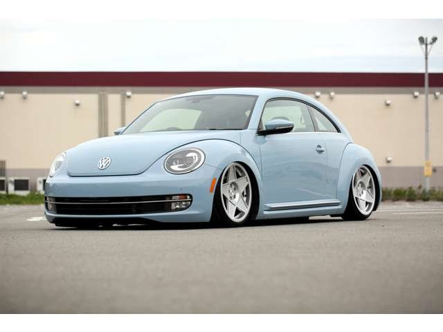フォルクスワーゲン　ザ・ビートル　入庫しました！　ＡＩＲＭＥＸＴエアサス公認　アルパインナビ　ＵＳサイドマーカー　３ＳＤＭホイール　４本新品タイヤ　エアサスリモコン　社外シフトノブ　カスタム多数です！
