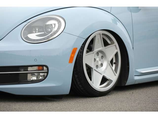 フォルクスワーゲン　ザ・ビートル　入庫しました！　ＡＩＲＭＥＸＴエアサス公認　アルパインナビ　ＵＳサイドマーカー　３ＳＤＭホイール　４本新品タイヤ　エアサスリモコン　社外シフトノブ　カスタム多数です！