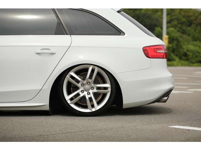 アウディA4アバントSラインパッケージ　入庫しました！エアフォースエアサス　　純正ナビ　バックカメラ　ETC　Bluetooth接続　フォグランプ　エンジンプッシュスタート　お気軽にお問い合わせください。