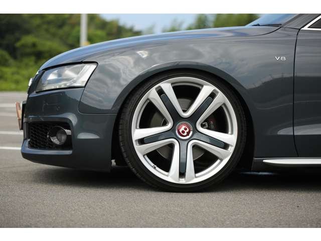 アウディＳ５入庫しました！車高調・２０インチＡＷ　スーパースプリントマフラー　赤革シート　ナビ　バックカメラ　ＣＤ再生　ＤＶＤ再生　リアスポイラー　スロコン　装備充実です！