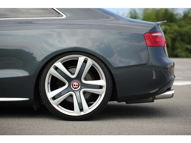 アウディＳ５入庫しました！車高調・２０インチＡＷ　スーパースプリントマフラー　赤革シート　ナビ　バックカメラ　ＣＤ再生　ＤＶＤ再生　リアスポイラー　スロコン　装備充実です！