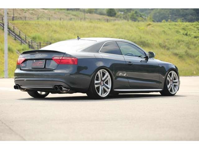 アウディＳ５入庫しました！車高調・２０インチＡＷ　スーパースプリントマフラー　赤革シート　ナビ　バックカメラ　ＣＤ再生　ＤＶＤ再生　リアスポイラー　スロコン　装備充実です！