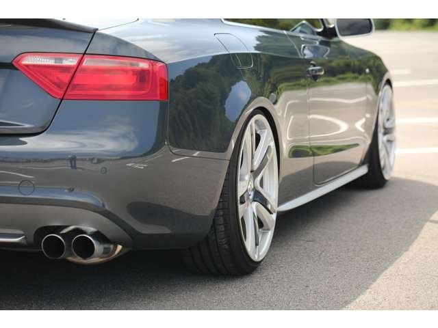 アウディＳ５入庫しました！車高調・２０インチＡＷ　スーパースプリントマフラー　赤革シート　ナビ　バックカメラ　ＣＤ再生　ＤＶＤ再生　リアスポイラー　スロコン　装備充実です！