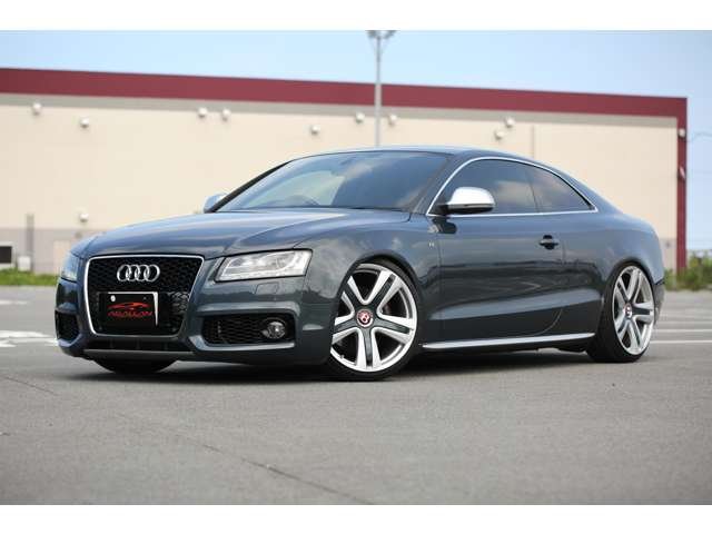 アウディＳ５入庫しました！車高調・２０インチＡＷ　スーパースプリントマフラー　赤革シート　ナビ　バックカメラ　ＣＤ再生　ＤＶＤ再生　リアスポイラー　スロコン　装備充実です！